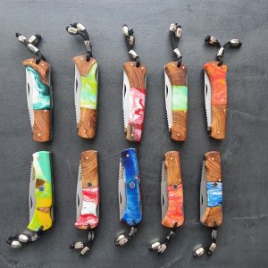 Couteaux pliants bimatières en acier inoxydable avec manche en bois et époxy, ouvert, prêt à l'emploi.