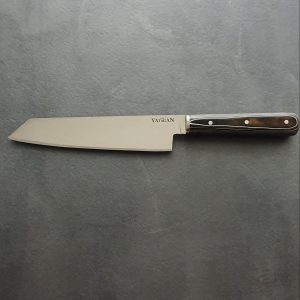 Couteau de chef japonais en acier inoxydable avec manche werzalit idéal pour la cuisine.