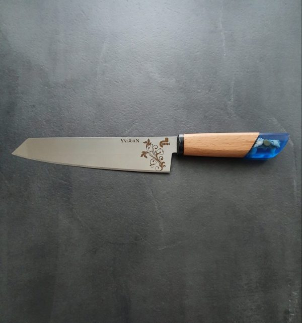Couteau de chef japonais en acier inoxydable avec manche en bois bimatière - idéal pour la cuisine.
