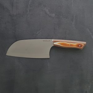 Couteau de chef polyvalent ! Lame robuste en acier, manche confortable en Werzalit. Parfait pour hacher, trancher et émincer. L'outil indispensable de toute cuisine.