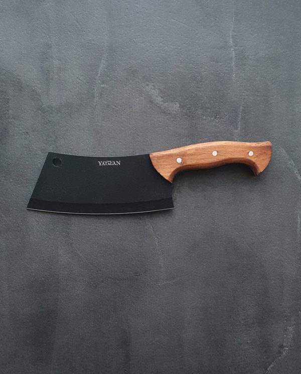 Hachoir de cuisine professionnel en action, coupant un os