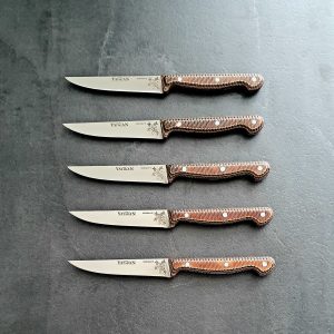 Couteau à steak avec lame en acier inoxydable et manche en Werzalit, gravures florales sur la lame