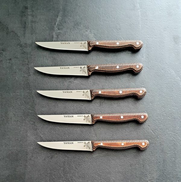 Couteau à steak avec lame en acier inoxydable et manche en Werzalit, gravures florales sur la lame